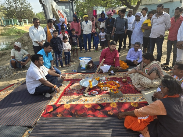 गुरखुली नदी पर लघुसेतु के निर्माण हेतु भूमि पूजन करती मझवां विधायक सुचिस्मिता मौर्य। गुरखुली नदी पर लघुसेतु के निर्माण हेतु भूमि पूजन करती मझवां विधायक सुचिस्मिता मौर्य।