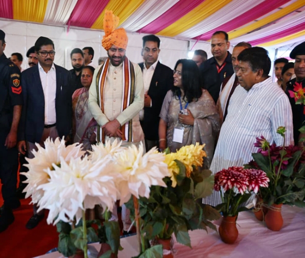 हरियाणा के मुख्यमंत्री नायब सैनी वसंत उत्सव के दाैरान फूलाें की प्रदर्शनी देखते हुए हरियाणा के मुख्यमंत्री नायब सैनी वसंत उत्सव के दाैरान फूलाें की प्रदर्शनी देखते हुए