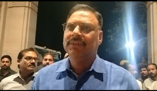 विंध्य कारिडोर का निरीक्षण करते जिलाधिकारी पवन कुमार गंगवार व अन्य।