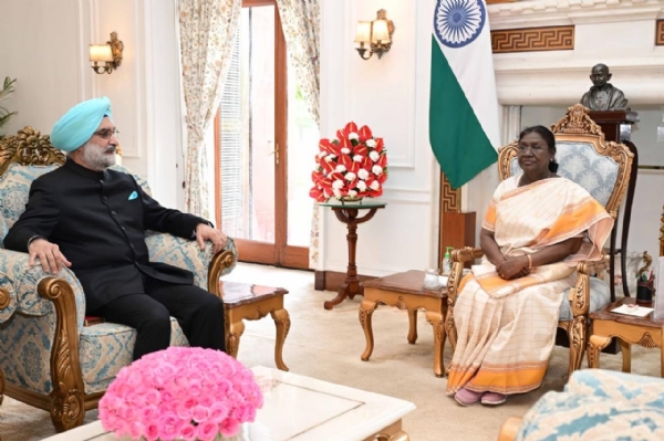 राष्ट्रपति भवन में शुक्रवार को  राष्ट्रपति द्रौपदी मुर्मु से मुलाकात करते दिल्ली के उपराज्यपाल तरणजीत सिंह संधू