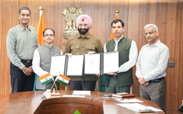 दिल्ली की पर्यावरण मंत्री मनजिंदर सिंह सिरसा की मौजूदगी में वायु प्रदूषण से निपटने के लिए दिल्ली सरकार अधिकारी आईआईटी मद्रास के साथ एमओयू करते हुए दिल्ली की पर्यावरण मंत्री मनजिंदर सिंह सिरसा की मौजूदगी में वायु प्रदूषण से निपटने के लिए दिल्ली सरकार अधिकारी आईआईटी मद्रास के साथ एमओयू करते हुए