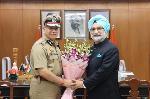 लोक निवास में शुक्रवार को दिल्ली के उपराज्यपाल तरणजीत सिंह संधू को गुलदस्ता देते दिल्ली पुलिस आयुक्त सतीश गोलचा