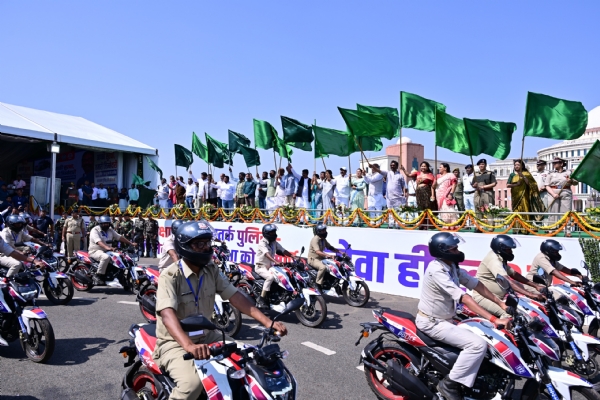 वाहनों को हरी झंडी दिखाते वाहनों को हरी झंडी दिखाते