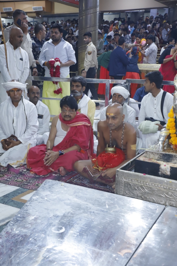 Dada Guru visited Jyotirlinga Lord Mahakaleshwar. Dada Guru visited Jyotirlinga Lord Mahakaleshwar.