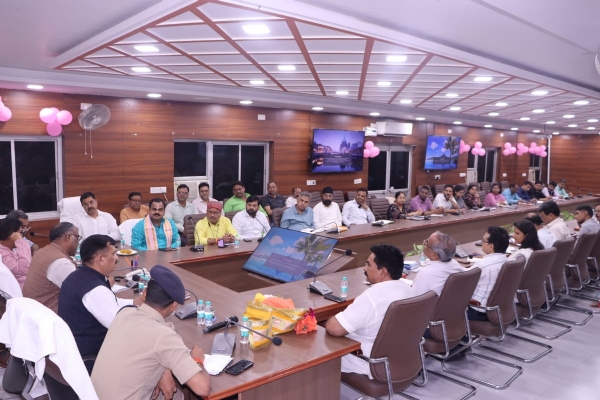 जौनपुर महोत्सव की तैयारी को लेकर अधिकारियों को निर्देश देते हुए राज्य मंत्री गिरीश चंद्र यादव और जिलाधिकारी डॉ दिनेश चंद्र सहायका पुलिस अधीक्षक गोल्डी गुप्ता और अन्य अधिकारी लोग