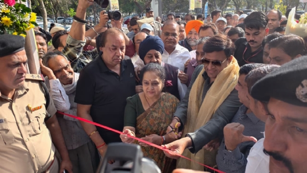 $फ्लावर मेले का शुभारंभ करती कैबिनेट मंत्री विपुल गोयल, मेयर प्रवीण जोशी व निगमायुक्त।