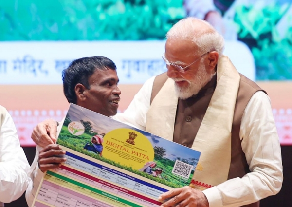 गुवाहाटीः गुवाहाटी में शुक्रवार को आयोजित कार्यक्रम में चाय जनजाति समुदाय के एक व्यक्ति को भूमि का पट्टा प्रदान करते प्रधानमंत्री नरेन्द्र मोदी गुवाहाटीः गुवाहाटी में शुक्रवार को आयोजित कार्यक्रम में चाय जनजाति समुदाय के एक व्यक्ति को भूमि का पट्टा प्रदान करते प्रधानमंत्री नरेन्द्र मोदी