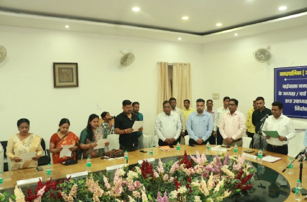 नगर परिषद के अध्यक्ष और पार्षदों को सपथ दिलाते उपयुक्त चंदन कुमार नगर परिषद के अध्यक्ष और पार्षदों को सपथ दिलाते उपयुक्त चंदन कुमार