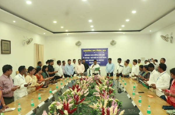 नगर परिषद के अध्यक्ष और पार्षदों को सपथ दिलाते उपयुक्त चंदन कुमार नगर परिषद के अध्यक्ष और पार्षदों को सपथ दिलाते उपयुक्त चंदन कुमार