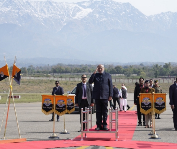 गगल एयरपोर्ट पर गार्ड ऑफ ऑनर देते हुए। गगल एयरपोर्ट पर गार्ड ऑफ ऑनर देते हुए।