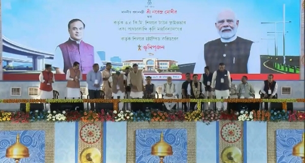 असमः सिलचर में आभासी माध्यम से ₹23,550 करोड़ की तीन परियोजनाओं की आधारशिला रखते प्रधानमंत्री नरेन्द्र मोदी असमः सिलचर में आभासी माध्यम से ₹23,550 करोड़ की तीन परियोजनाओं की आधारशिला रखते प्रधानमंत्री नरेन्द्र मोदी