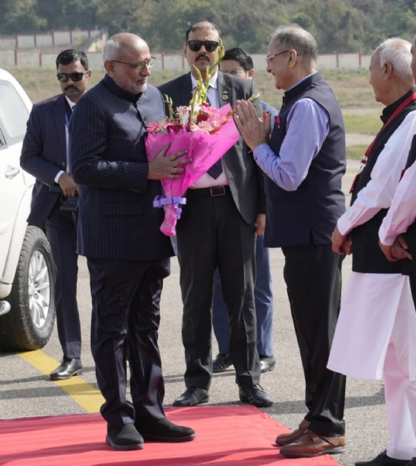 गगल एयरपोर्ट पर उपराष्ट्रपति का स्वागत करते हुए। गगल एयरपोर्ट पर उपराष्ट्रपति का स्वागत करते हुए।