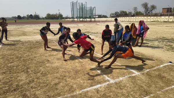 इंदिरा गांधी स्टेडियम में खेल में भाग लेते हुए खिलाड़ी इंदिरा गांधी स्टेडियम में खेल में भाग लेते हुए खिलाड़ी