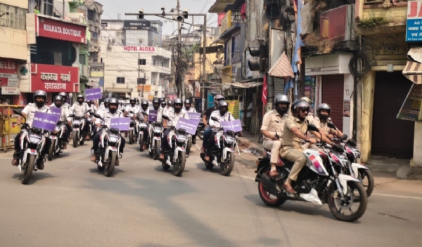 जागरूकता अभियान चलाते ट्रैफिक एसपी सहित अन्य जागरूकता अभियान चलाते ट्रैफिक एसपी सहित अन्य