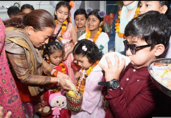 फूलदेई पर्व बच्चों संग मनाती मंत्री रेखा आर्य।