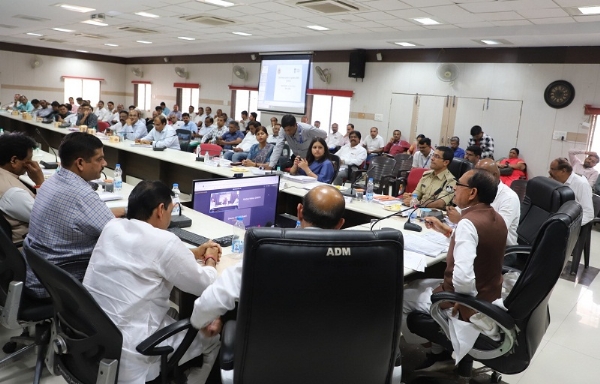 केंद्रीय कृषि मंत्री शिवराज सिंह चौहान ने सीहोर में की विकास कार्यों और योजनाओं की समीक्षा केंद्रीय कृषि मंत्री शिवराज सिंह चौहान ने सीहोर में की विकास कार्यों और योजनाओं की समीक्षा