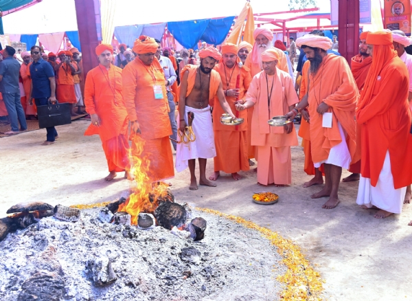 गांव सौंगल में आयोजित धार्मिक कार्यक्रम में पहुंचे उत्तर प्रदेश के मुख्यमंत्री योगी आदित्यनाथ धूने में आहुति डालते हुए गांव सौंगल में आयोजित धार्मिक कार्यक्रम में पहुंचे उत्तर प्रदेश के मुख्यमंत्री योगी आदित्यनाथ धूने में आहुति डालते हुए