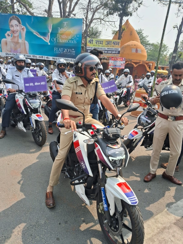 ट्रैफिक एसपी सहित अन्य पुलिसकर्मी ट्रैफिक एसपी सहित अन्य पुलिसकर्मी