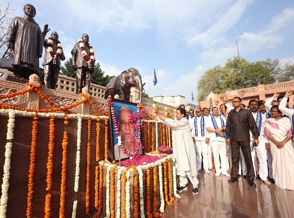 कांशीराम के चित्र पर किया माल्यापर्ण