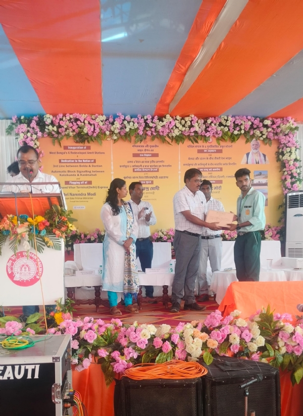 कोलकाता से वर्चुअल माध्यम से रेल परियोजनाओं का लोकार्पण करते प्रधानमंत्री नरेंद्र मोदी।