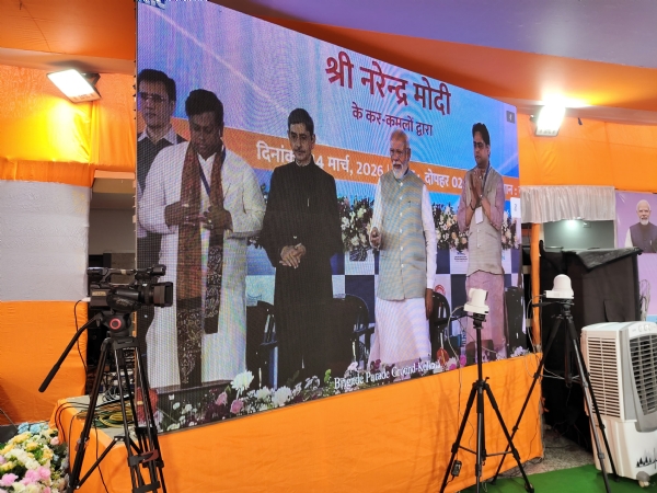 कोलकाता से वर्चुअल माध्यम से रेल परियोजनाओं का लोकार्पण करते प्रधानमंत्री नरेंद्र मोदी।