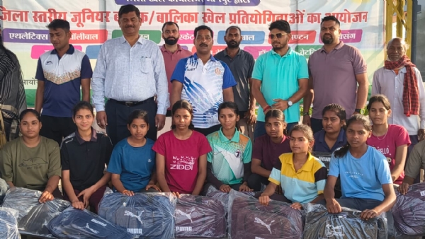 विजेता खिलाड़ियों के साथ मुख्य अतिथि विजेता खिलाड़ियों के साथ मुख्य अतिथि