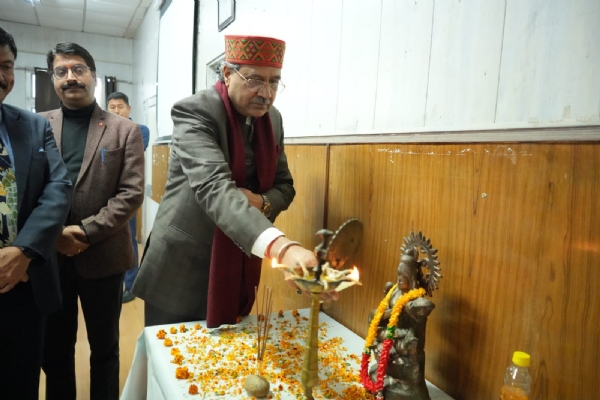 कार्यशाला का शुभारंभ करते हुए कुलपति।