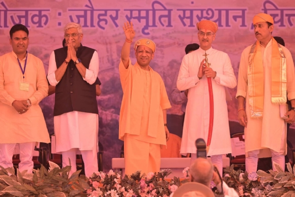 चित्तौड़गढ़ में रविवार को जौहर श्रद्धांजलि समारोह में मंच से अभिवादन करते यूपी सीएम योगी आदित्यनाथ। चित्तौड़गढ़ में रविवार को जौहर श्रद्धांजलि समारोह में मंच से अभिवादन करते यूपी सीएम योगी आदित्यनाथ।