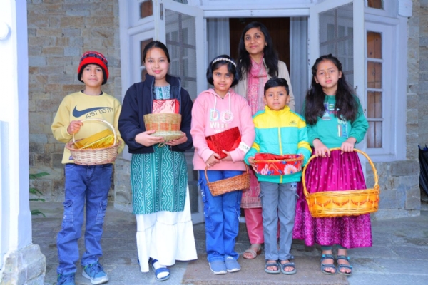 फूलदेई पर्व के अवसर पर बच्चों के साथ डीएम फूलदेई पर्व के अवसर पर बच्चों के साथ डीएम