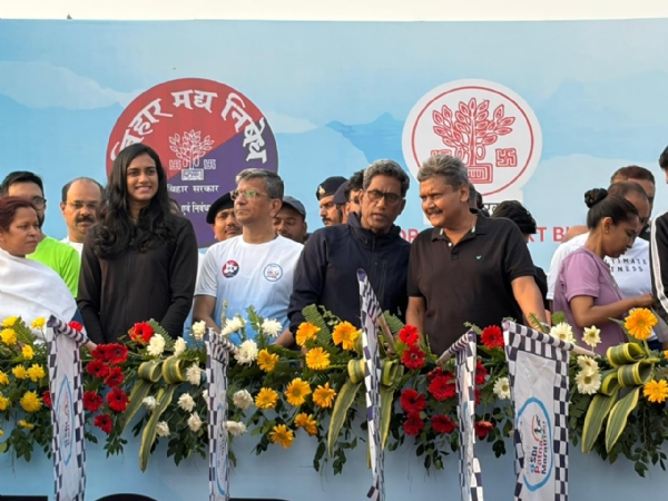 पटना मैराथम दौड़ को हरी झंडी दिखाते पीवी संधू, बिहार के शिक्षा मंत्री सुनील कुमार और मुख्य सचिव प्रत्यय अमृत