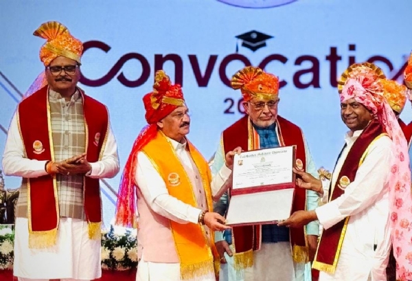 आरएसएस के विभाग प्रचारक प्रमुख पवन जैन को पीएचडी की उपाधि देते केंद्रीय स्वास्थ्य मंत्री जेपी नड्डा। आरएसएस के विभाग प्रचारक प्रमुख पवन जैन को पीएचडी की उपाधि देते केंद्रीय स्वास्थ्य मंत्री जेपी नड्डा।