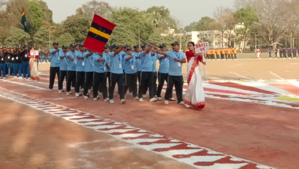 वाहिनी के खिलाडी मार्च पास्ट करते