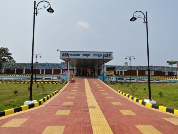 कोलकाता से वर्चुअल माध्यम से रेल परियोजनाओं का लोकार्पण करते प्रधानमंत्री नरेंद्र मोदी।