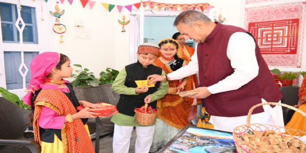 कृषि मंत्री लोक पर्वणि फूलदेई इत्यस्मिन् बालेभ्यः उपहारः