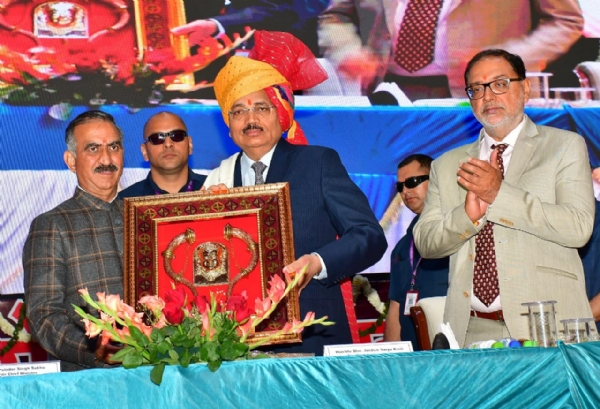 मुख्य न्यायाधीश सूर्यकांत मुख्यमंत्री के साथ मुख्य न्यायाधीश सूर्यकांत मुख्यमंत्री के साथ