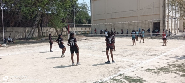 इंदिरा गांधी स्टेडियम में खेल के मैदान में खेलते हुए महिला खिलाड़ी इंदिरा गांधी स्टेडियम में खेल के मैदान में खेलते हुए महिला खिलाड़ी