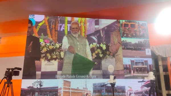 कोलकाता से वर्चुअल माध्यम से रेल परियोजनाओं का लोकार्पण करते प्रधानमंत्री नरेंद्र मोदी।