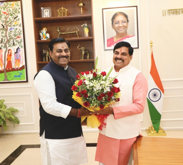 मुख्यमंत्री से भेंट कर विधायक रामेश्वर शर्मा ने दिया आमंत्रण मुख्यमंत्री से भेंट कर विधायक रामेश्वर शर्मा ने दिया आमंत्रण