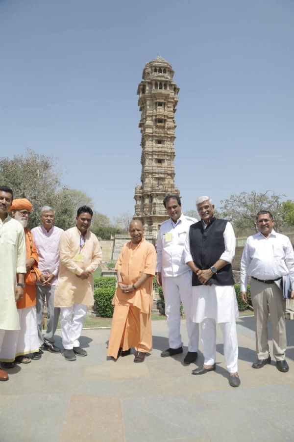 विजय स्तंभ पर केंद्रीय मंत्री शेखावत, सीएम योगी और अन्य। विजय स्तंभ पर केंद्रीय मंत्री शेखावत, सीएम योगी और अन्य।