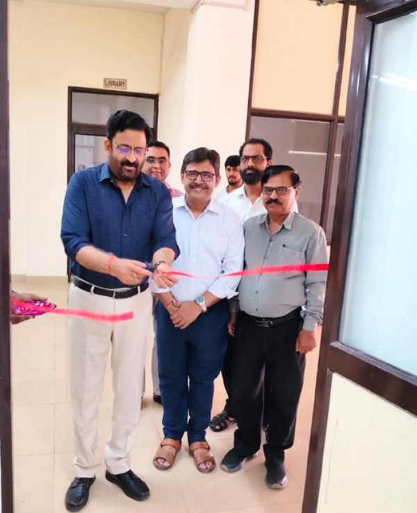 उद्घाटन करते प्राचार्य