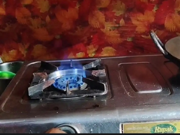 फोटो गोबर गैस से जलता गैस चूल्हा
