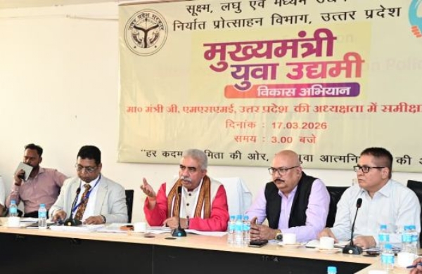 समीक्षा बैठक करते मंत्री राकेश सचान