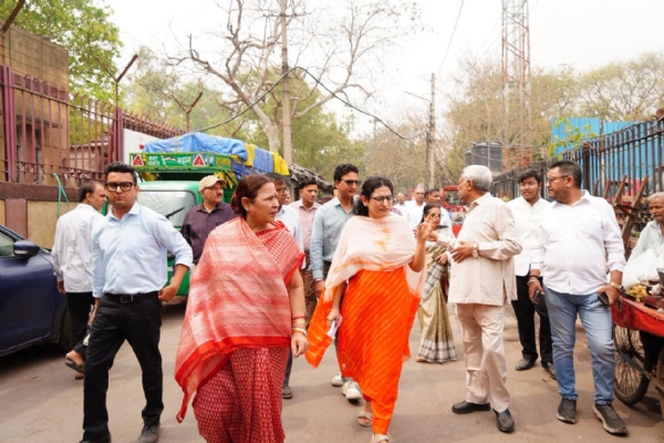 स्थायी समिति अध्यक्ष सत्या शर्मा निरीक्षण करते हुए।