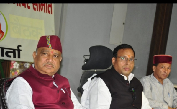 बीकेटीसी अध्यक्ष हेमंत द्विवेदी पत्रकारों से  बातचीत करते हुए।