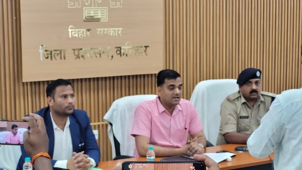 जिलाधिकारी व अन्य अधिकारी