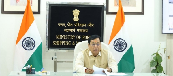 वीडियो कॉन्फ्रेंसिंग के जरिए एलपीजी कैरियर शिवालिक और नंदा देवी के नाविकों को संबोधित करते हुए बंदरगाह, पोत परिवहन एवं जलमार्ग मंत्री सर्बानंद सोनोवाल
