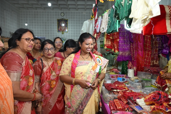 स्टॉल का निरीक्षण करते