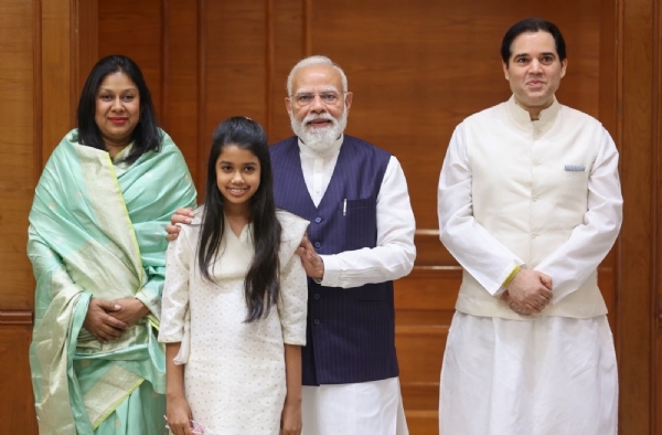 प्रधानमंत्री नरेन्द्र मोदी से मुलाकात के दौरान पूर्व भाजपा सांसद वरुण गांधी और उनका परिवार