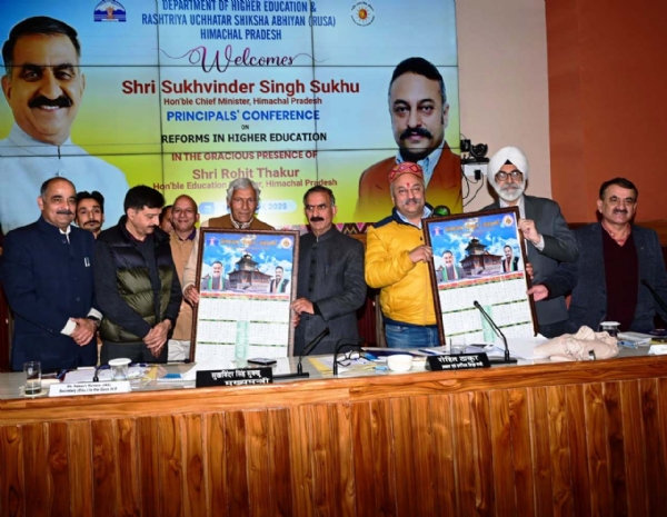 मुख्यमंत्री सम्मेलन को सम्बोधित करते हुए