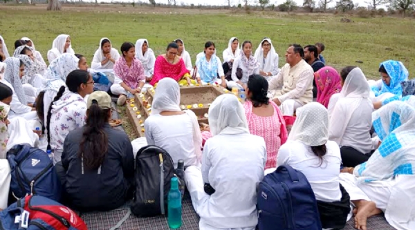 यज्ञ करते हुए